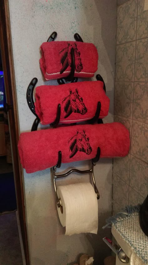 Horseshoe towel holder and horse bit for toilet paper holder. Horse Shoe Projects, Horse Shoe Ideas, Horseshoe Ideas, Welding Crafts, Horseshoe Projects, Western Crafts, Horseshoe Decor, Casa Country, Horseshoe Crafts