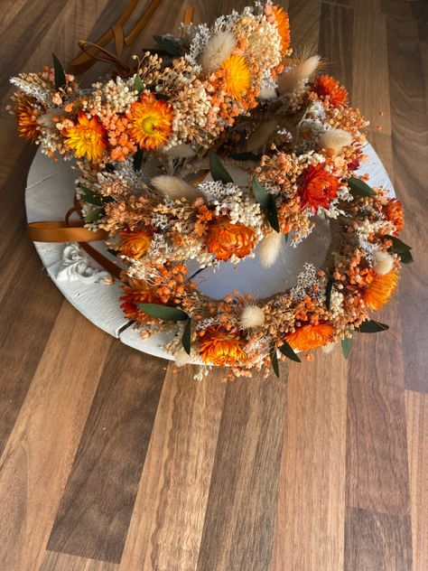 Flower Crown Display Ideas, Dry Flower Crown, Flower Crown Display, Burnt Orange Wedding Flowers, Gypsophila Crown, Flower Wedding Crown, Flowers 2023, Dried Flower Wedding, Burnt Orange Wedding