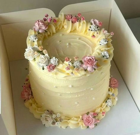 Circle Cake Aesthetic, Spring Birthday Cakes, Tort Aesthetic, Simple Aesthetic Birthday Cakes, Wildflower Cake, Illustration Jewelry, Pastel Coquette, Luxury Motivation, Sketch Tutorial