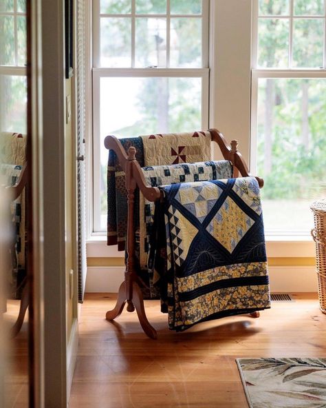 Quiltfolk on Instagram: “Inside the West Pond Inn, Sue Loring's quilting retreat center. Read more on page 50 of Quiltfolk, Issue 05: Eastern Massachusetts!…” Display Quilts, Quilt Photography, Quilt Stand, Quilt Racks, Blanket Display, Quilt Sewing Room, Quilt Decor, My Account Page, Quilt Ladder