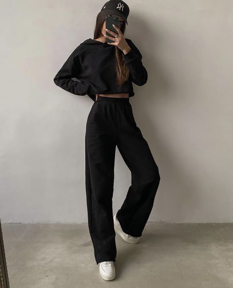 Wide Joggers Outfit, Wide Leg Sweatpants Outfit, Straight Leg Sweatpants Outfit, Black Sweatpants Outfit, White Tank Top Outfit, Nanny Outfit, Wide Leg Outfit, Straight Leg Joggers, Straight Sweatpants