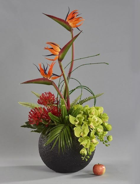 Art Creative Ideas, Pin Cushion Protea, Modern Decorating, Contemporary Flower Arrangements, Floral Art Arrangements, Tropical Floral Arrangements, Tropical Flower Arrangements, Tulips Arrangement, A Room With A View