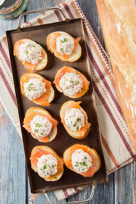 Smoked Tuna, Sliced Baguette, Tuna Salad, Great Appetizers, Snacks Für Party, Smoked Salmon, Food For Thought, Food Inspiration, Food Photography