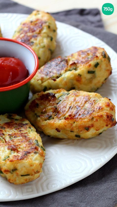 Une recette de croquettes de chou-fleur au parmesan pour réconcilier tout le monde avec ce légume. Une recette simple à faire pour soirs de semaine. Et pour encore plus d'idées de recettes du quotidien, abonnez-vous à 750g ou rendez-vous sur notre site. Healthy Salty Snacks, French Cuisine Recipes, Bento Recipes, Healthy Food Motivation, Savory Recipes, Batch Cooking, Low Fat Recipes, Cooking Inspiration, Croquettes