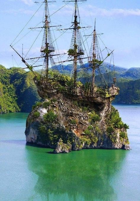 Wreck Of The Ten Sails. Shipwreck Event Occurred Off The East End Of Grand Cayman On 8 February 1794 Ghost Ships, Navi A Vela, Creepy Houses, Island Villa, Abandoned Ships, Castles In Scotland, Merchant Navy, World Pictures, Futurism