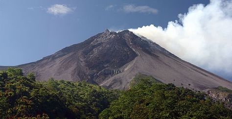 Mount Merapi (2005). Seen here before the eruption of the volcano in 2010 High School Earth Science, Mount Merapi, West Sumatra, Mauna Loa, Central Java, Active Volcano, Natural Phenomena, Tour Packages, Volcano