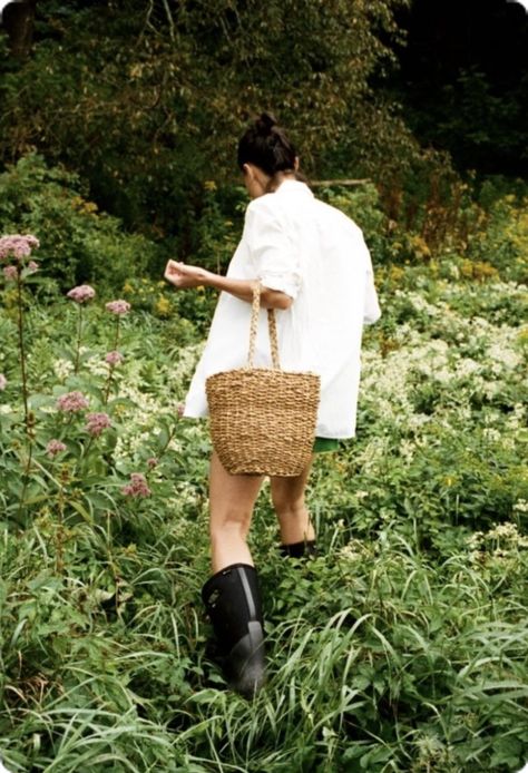 Gardening Fashion Editorial, Woman In Garden Photography, Linen Aesthetic, Garden Shoot, Traditional Cooking, Farm Family, Nature Fashion, Cooking Homemade, Fresh Linen