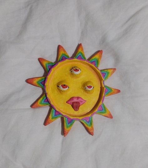 Made with clay air dry and painted with markers Sun Ashtray Clay, Trippy Clay Ideas, Hippie Clay Art, Ashtray Clay, Easy Clay Sculptures, Clay Inspo, Easy Diys, Polymer Clay Diy, Clay Art Projects