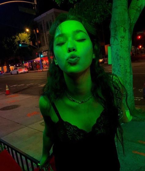 @faireyfits on Instagram: “✮ GREEN LIGHT - LORDE ✮” Street At Night, Foto Ideas Instagram, Jolie Photo, Instagrammer, Teenage Dream, Her Eyes, City Girl, Pics Art