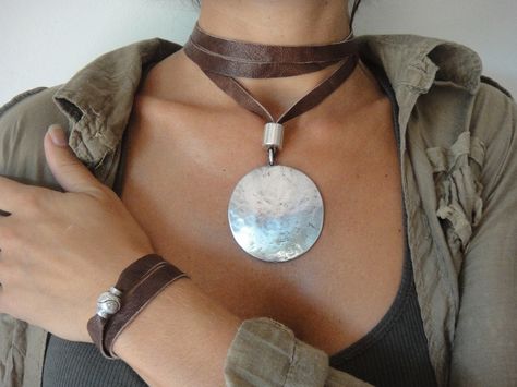 Boho Styl, Diy Collier, Leather Jewellery, Bijoux Diy, Moon Necklace, Leather Necklace, Inspiration Ideas, Leather Jewelry, Boho Jewelry