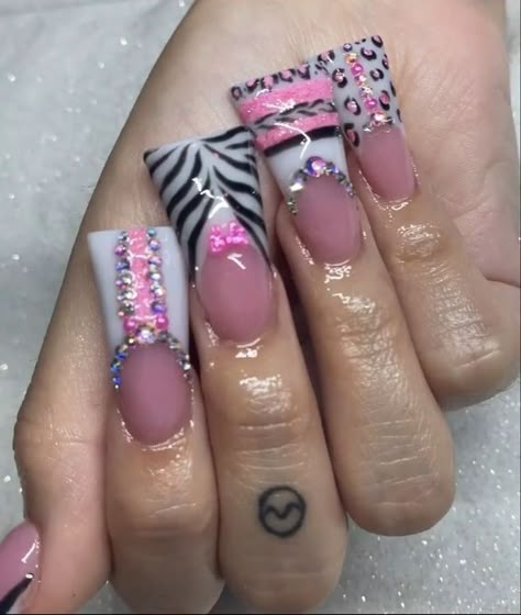 Clear Airbrush Nails, Mcbling Trashy Y2k Nails, Trashy Y2k Nails Long, Trashy Y2k Duck Nails, Mc Bling Makeup, Mc Bling Nails, Snooki Nails, Trashy Y2k Nails, Mc Bling Aesthetic