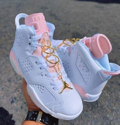 Nike Shoes Women Fashion, Pretty Sneakers, Nike Shoes Girls, Dr Shoes, Trendy Shoes Sneakers, Nike Fashion Shoes, Jordan Shoes Girls, Preppy Shoes, Jordan Shoes Retro