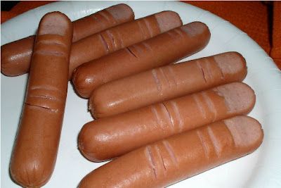 Hot Dog Fingers! These would be great in mini crescent rolls @Charity Hunnicutt Zombie Party Food, Hot Dog Fingers, Halloween Fingerfood, Halloween Finger Foods, Scary Food, Zombie Birthday, Zombie Party, Ideas Food, Halloween Dinner