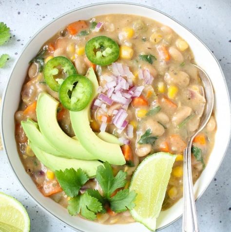 Vegan White Bean Chili - Quick and Easy - Plant Based Jess Vegan White Bean Chili, Healthy Tortilla Chips, White Beans Recipe, Creamy Broccoli Soup, Vegetable Chili, White Bean Chili, Plant Based Soups, Vegetarian Comfort Food, White Chili