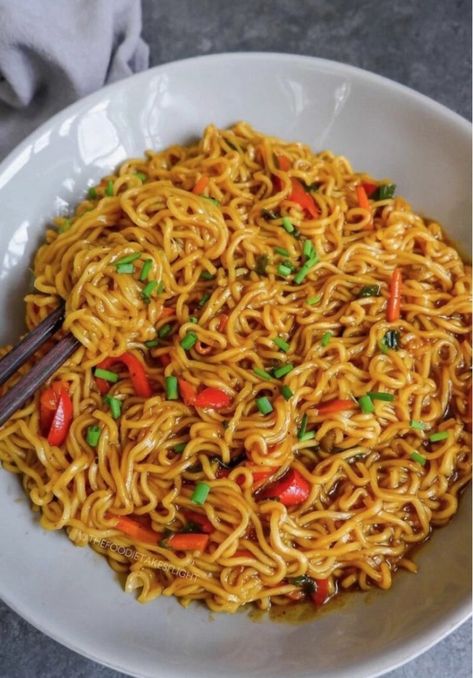 Pepper Noodles, Vegan Fried Chicken, Vegan Curry, Vegan Kitchen, Noodle Recipes, Vegan Recipe, Interesting Food, Vegan Recipes Easy, Food Obsession