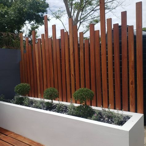 Front Yard Screening Ideas, Tropical Landscaping Along Fence, Fence Beach House, Resort Fence Wall Design, Landscape Timber Fence, Hoft Privacy Fence, Timber Fencing Vertical, Landscaping Along Fence, Privacy Fence Designs