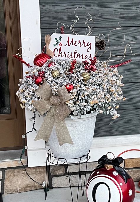 Painted Mums For Christmas, Repurpose Mums For Christmas, Old Mums Christmas, Mums Christmas Decor, Mums Spray Painted For Christmas, Christmas Mums Front Porch, Dead Mums Christmas Decor, Spray Paint Mums For Christmas, Spray Painting Mums For Christmas