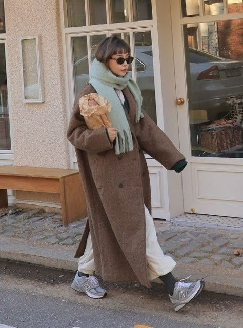 Scarf Outfit, Scandinavian Fashion, Brown Coat, Coat Outfits, 가을 패션, Winter Fits, Outfit Inspo Fall, Mode Inspiration, Winter Fashion Outfits