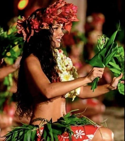 Hawaiian Culture Outfit, Samoan Aesthetic, Hawaiian Aesthetic Outfit, Hawaiian Photoshoot, Hawaiian Girl Aesthetic, Hawaiian Princess, Ori Tahiti, Character Descriptions, Highschool Au