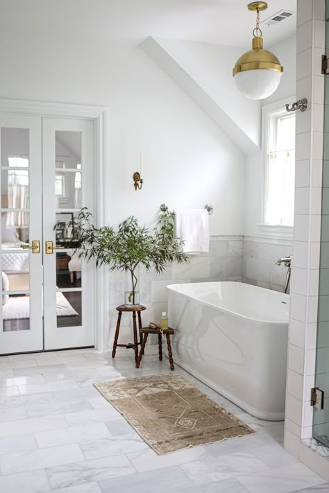 Tradition Bathroom Ideas, Timeless Master Bath Ideas, Timeless Marble Bathroom, Traditional Primary Bathroom, Timeless Modern Bathroom, Traditional Marble Bathroom, Amazing Bathrooms Master Baths, Timeless White Bathroom, Master Bath Tub Ideas