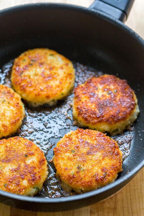 Cheesy Mashed Potato Pancakes Recipe (VIDEO) - NatashasKitchen.com Leftover Potatoes Recipes, Mashed Potato Pancakes Recipe, بطاطس مهروسة, Potato Pancakes Recipe, Mashed Potato Pancakes, Potato Cakes Recipe, Mashed Potato Cakes, Potatoe Pancake Recipe, Cheesy Mashed Potatoes