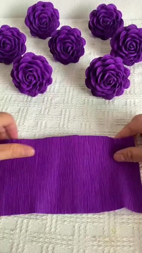 Hadiah Diy, Diy Flores, Ribbon Crafts Diy, Handmade Flowers Fabric, Handmade Paper Crafts, Paper Flowers Craft, Diy Crafts Paper Flowers, Fabric Flowers Diy, Paper Flower Tutorial