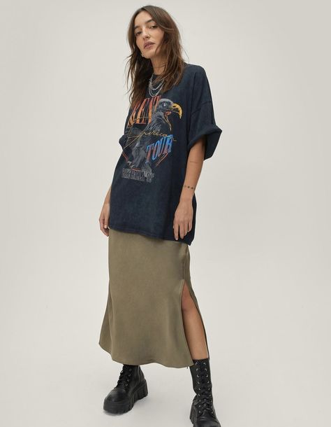 Skirts Tshirts Outfit, Oversized Tshirt Fall Outfits, Maxi Skirt Band Tee Outfit, Long Dress With Tshirt, Tshirt Long Skirt Outfits, Graphic Tee Over Dress Outfit, Oversized T Shirt Styling, Long Skirt Baggy Shirt, Graphic Tee Outfit Women