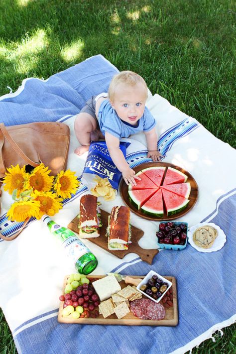 Summer Picnic Recipes and Tips on twopeasandtheirpod.com Plan the perfect picnic with these tips and recipes! Baby Picnic Photoshoot, Picnic With Baby, Picnic With Kids, Picnic Display, Family Picnic Photoshoot, Toddler Picnic, Summer Picnic Recipes, Picnic Shoot, Picnic Family