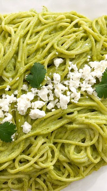 Chef Bea Lopez on Instagram: "El mejor SPAGHETTI VERDE que vas a probar
Si te gustan las pastas, esta receta no te la puedes perder. Es una receta que tiene todo, sabor, facilidad y presentación. Hazla pronto y cuéntame qué te pareció!!!
https://lasoleta.com/recetas-saladas/platos-fuertes/spaghetti-verde/
Ingredientes
350 gramos spaghetti
3 chiles poblanos asados, sin piel y semillas 100 gramos queso crema
200 ml crema ácida
250 ml crema
1/2 taza hojas de cilantro
1 cucharadita sal
1 cucharadita consomé (zona organikum) c/n Queso panela
Hojas de cilantro
Elaboración paso a paso
Asamos los chiles poblanos, los metemos dentro de una bolsa plástica a sudar. Pelamos, quitamos semillas y cortamos en rajas. Agregamos los chiles a la licuadora con la crema ácida, hojas de cilantro, queso crema, c Spaghetti Verde, Chile Poblano, August 1, Cilantro, Chef, Pasta, On Instagram