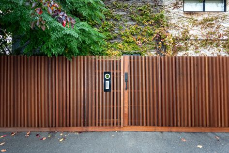 Melbourne Spotted Gum Sydney | Premium, Vertical & Tailored Hardwood Batten Screens | Merbau & Silvertop Ash Battens Vertical Slat Fence, Merbau Decking, Slat Fence, Garden Gates And Fencing, Timber Battens, Modern Fence Design, Timber Screens, Modern Gate, Hardwood Decking