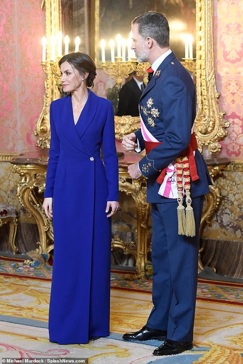 Floor Length Coat, One Color Outfit, New Look Clothes, Queen Fashion, Letizia Of Spain, Mode Abaya, The Monarch, Stylish Work Attire, Woman Suit Fashion