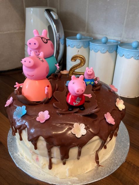 Peppa Pig Muddy Puddles, Bolo Da Peppa Pig, Rosé Birthday Cake, 2 Birthday Cake, Harry Potter Wallpaper, Cake Board, Drip Cakes, Peppa Pig, Birthday Cake Kids