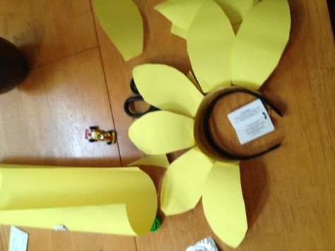 Sunflower Flowers Costume, Water Bottle Flowers, Tree Day, Plant Zombie, Flower Costume, Headpiece Diy, Plantas Vs Zombies, Zombie Party, Zombie Costume