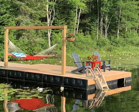 If you’ve spent much time browsing dock ladders, you’ve noticed that you have lots of options. Choosing the right one is vital for having fun on the water. Then, the question is: How do you select one? Follow some tips to help you choose the best dock ladder for the boating season. Then, you’ll be ready to enjoy the water this spring and summer. Dock Ideas Lakeside, Floating Dock Kits, Lake Deck, Diy Dock, Dock Ideas, Lake Landscaping, Farm Cabin, Lake Activities, Creek House