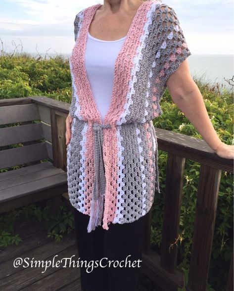 Easy Crochet Vest, Crochet Poncho Patterns Easy, Easy Crochet Sweater, Wearable Crochet, Crocheted Clothing, Crochet Triangle Shawl Pattern, Poncho Au Crochet, Granny Stitch, شال كروشيه