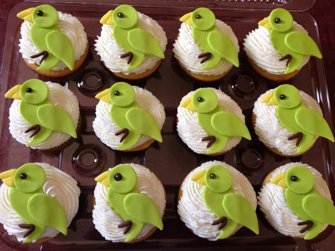 Parrot cupcakes for safari theme party Parrot Cupcakes, Safari Theme Party, Safari Theme, Theme Party, Cake Designs, Parrot, Party Themes, Cupcake, Cake