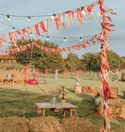 Prairie Wedding Ideas, Festival Hens Party, Garden Wedding Food, Folklore Wedding, Farmer Wedding, Mini Festival, Music Festival Wedding, Festival Garden, Prairie Wedding