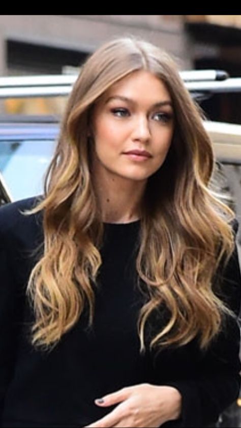 Gigi Hadid Hair, 30 Hair Color, Medium Hair Color, Dark Blonde Hair, Trendy Hair Color, Brown Blonde Hair, Long Blonde, Blonde Color, Light Brown Hair