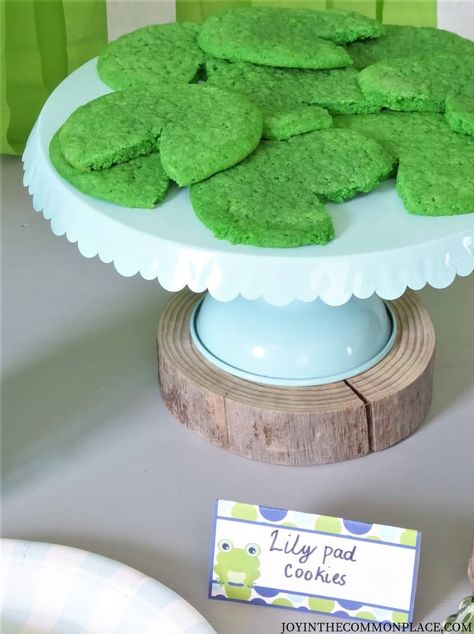 Lily Pad Cookies, Pond Birthday Party, Frog Party Food, Shrek Food, Frog Themed Birthday Party, Simple Party Favors, Frog Party Decorations, Frog Decorations, Party Food Ideas Easy