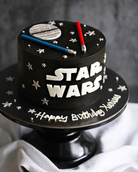 Star Wars Cake by Edibles Bake Shop via Instagram Grogu Cake, Star Wars Cake Decorations, Star Wars Torte, Star Wars Cake Ideas, Star Wars Cake Toppers, Star Wars Birthday Cake, Star Wars Cakes, Whiskey Cake, 21st Cake