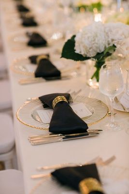 Black White Gold Wedding Theme, White And Gold Wedding Themes, Elegant Ballroom, Gold Table Setting, Gold Wedding Reception, Black And Gold Theme, Black And White Wedding Theme, Ballroom Reception, Black Napkins