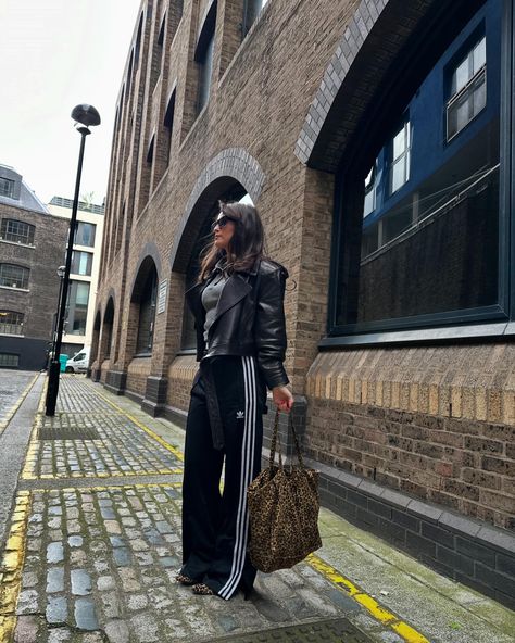 Adidas Trousers Outfit, Adidas Tracksuit Outfit, Adidas Trousers, Fashion Style Inspiration, Outfit Ideas Spring, Outfit Inspo Spring, Outfit Pieces, Tracksuit Outfit, Trouser Outfit