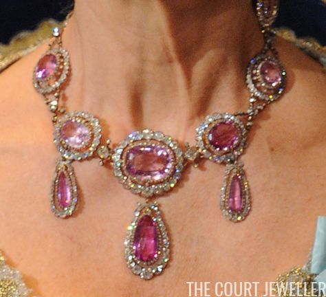 Collar Rosa, Expensive Jewelry Luxury, Topaz Jewelry, Royal Jewels, Pink Topaz, Expensive Jewelry, Pink Jewelry, Jewelry Lookbook, Pink Necklace