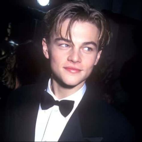 Middle Part Hairstyles Men, Leonardo Dicaprio Titanic, Leonardo Dicaprio Hair, Bang Man, 90s Haircuts, Leonardo Dicaprio Photos, Leonardo Dicaprio 90s, Jack Dawson, Middle Part Hairstyles