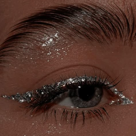 Eyeliner Glitter, Concert Makeup, Glitter Eye Makeup, Glitter Eye, Glitter Pigment, Smink Inspiration, Makijaż Smokey Eye, Glitter Party, Makeup Eye Looks