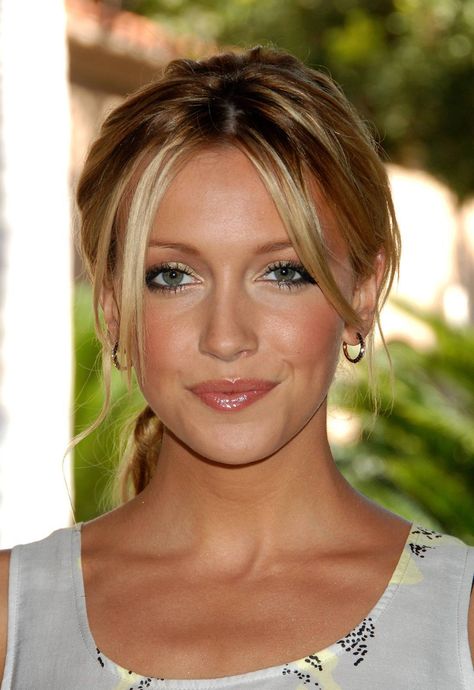 great highlight color for strawberry blonde hair Kate Cassidy, Emmanuelle Vaugier, Celebrity Makeup Looks, Katie Cassidy, Wedding Winter, David Cassidy, Best Beauty Tips, Beauty Advice, Celebrity Makeup