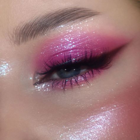 Pink Shadow Makeup, Pink And Black Eye Makeup, Harry Styles Makeup, Dolly Makeup, Shimmer Shadow, Disco Makeup, Makeup 2023, Pink Eyeshadow Look, Pink Concert