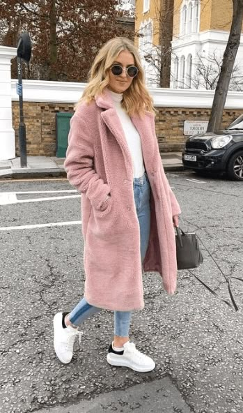 20 Cool Winter Outfits for Street Style - Yeahgotravel.com Mantel Outfit, Fall Fashion Coats, Mode Tips, Pink Coat, Winter Trends, Coat Outfits, Looks Chic, 가을 패션, Casual Winter Outfits