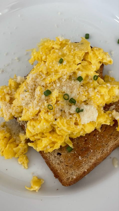 breakfast Toast With Fruit, Best Scrambled Eggs, Eggs And Toast, Eggs Toast, Egg Pictures, Avocado Toast Recipe, Scrambled Egg, Egg Toast, Birthday Captions