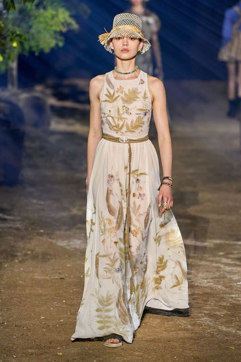 Christian Dior Spring 2020 Ready-To-Wear Dior Spring 2020, Valentino 2017, Dior Ready To Wear, Stile Casual Chic, Ellie Saab, Eco Print, Dior Fashion, Eco Printing, Vogue Russia